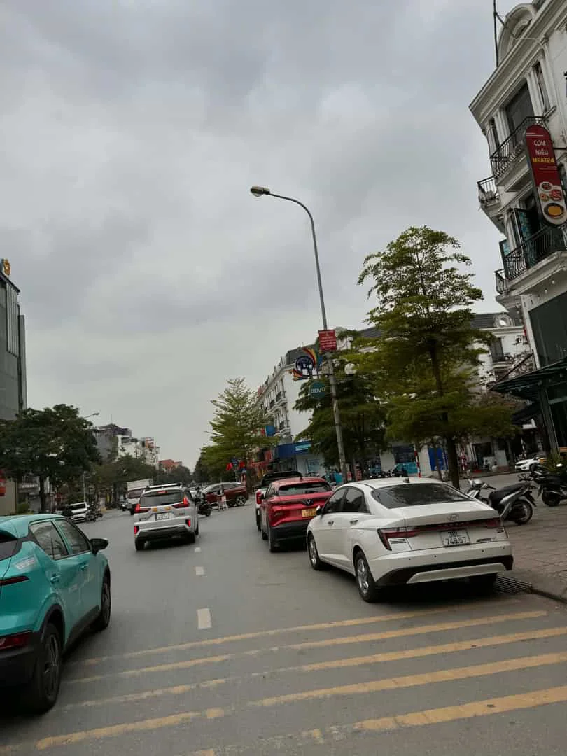 Bán Nhà 7 Tầng Mặt Phố Thành Trung, Trâu Quỳ – 90m2 – Thang Máy, Dòng Tiền 700-800 Triệu/Năm