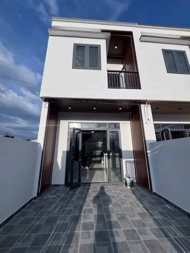 Bán Nhà Lầu Sổ Riêng – Gần KDC Phú Thịnh, Vòng Xoay Cổng 11