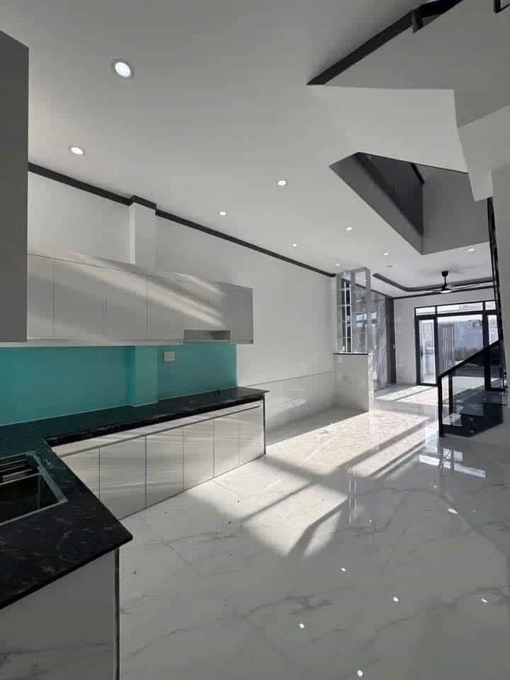Bán Nhà Lầu Sổ Riêng – Gần KDC Phú Thịnh, Vòng Xoay Cổng 11